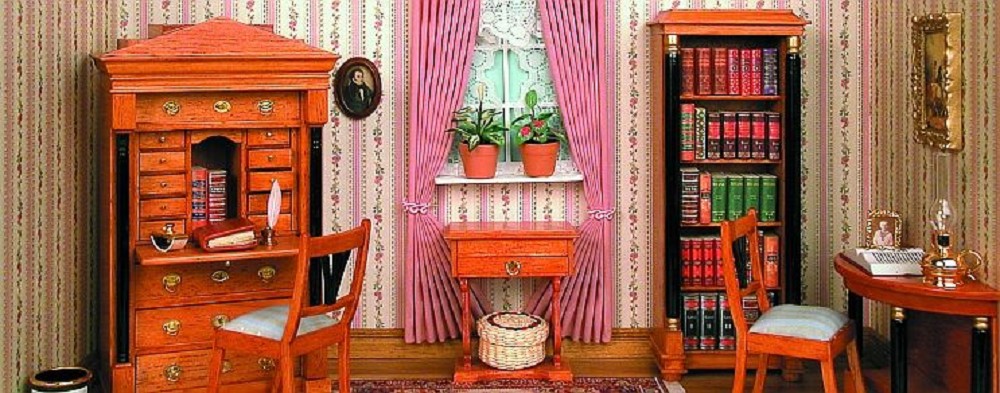 Small Biedermeier writing room in rosé